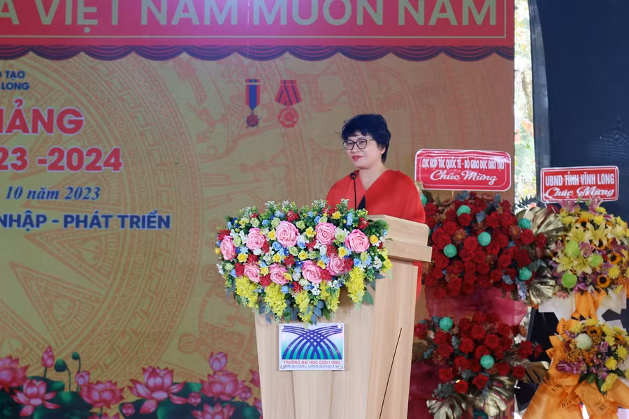 PGS.TS Nguyễn Thu Thủy - Vụ trưởng Vụ Giáo dục đại học (Bộ GD&ĐT) phát biểu tại buổi lễ. PGS.TS Nguyễn Thu Thủy - Vụ trưởng Vụ Giáo dục đại học (Bộ GD&ĐT) phát biểu tại buổi lễ.