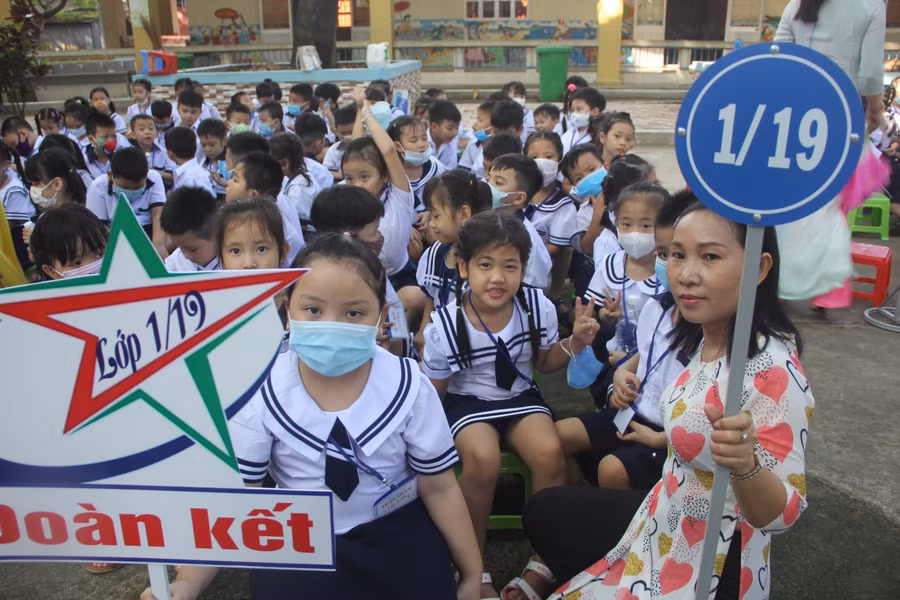 Năm học 2020-2021 Trường Tiểu học Lê Văn Thọ Quận 12 có 19 lớp 1, học sinh học trên 5 buổi/tuần. Ảnh minh hoạ