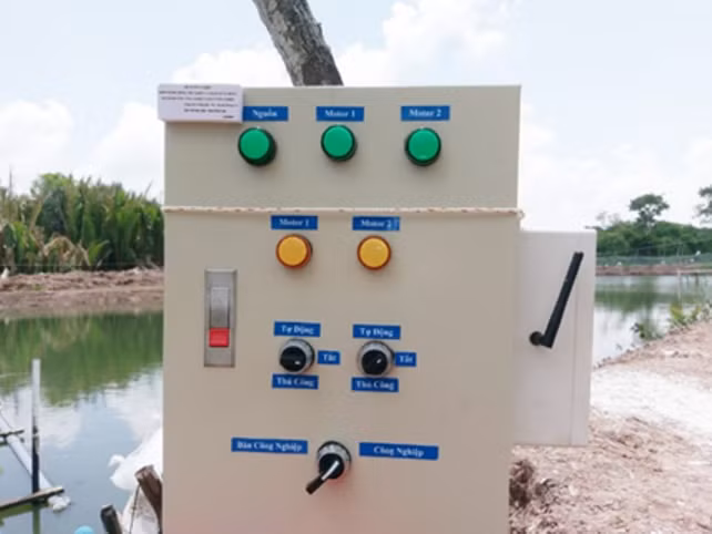 Sản phẩm “Điều khiển và giám sát tự động quạt nước hồ tôm công nghiệp” của SV Trường ĐH Trà Vinh giúp người nuôi tôm tránh trường hợp bị điện giật.