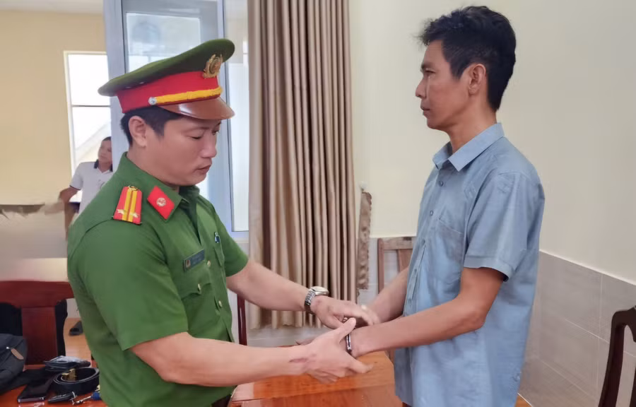 Trần Quốc Anh bị bắt tạm giam 4 tháng để điều tra về tội “Lợi dụng chức vụ, quyền hạn trong khi thi hành công vụ”. Trần Quốc Anh bị bắt tạm giam 4 tháng để điều tra về tội “Lợi dụng chức vụ, quyền hạn trong khi thi hành công vụ”.