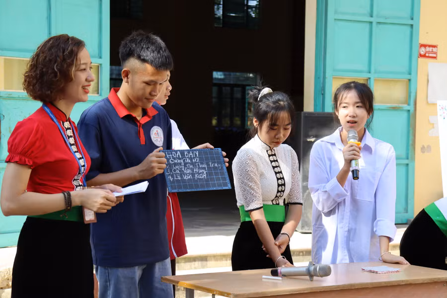 Học sinh Trường THPT huyện Tuần Giáo tham gia hoạt động trí tuệ “Theo dòng lịch sử”.