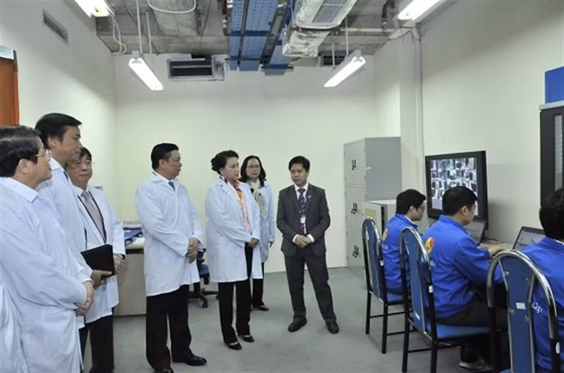 Chủ tịch Quốc hội Nguyễn Thị Kim Ngân thăm Cục Công nghệ Thông tin-KBNN. Ảnh: quochoi.vn