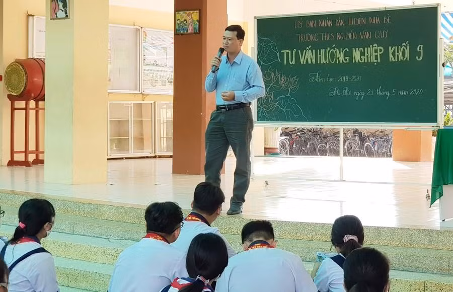 Nhiều trường THCS đã tổ chức chương trình tư vấn - hướng nghiệp cho học sinh từ lớp 9. Ảnh: INT