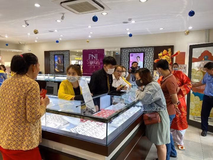 Ai cũng đeo khẩu trang phòng ngừa dịch Corona.