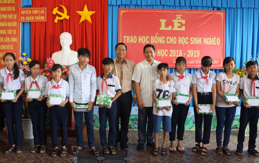 Cần Thơ: 200 phần quà dành tặng HS nghèo trước thềm năm học mới