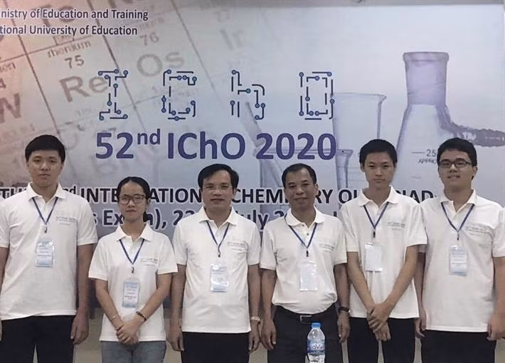 Ông Mai Văn Trinh, nguyên Cục trưởng Cục Quản lý Chất lượng (thứ 3 từ trái sang) chúc mừng các em học sinh đội tuyển quốc gia Việt Nam đã giành thành tích xuất sắc tại Olympic Hóa học Quốc tế năm 2020.