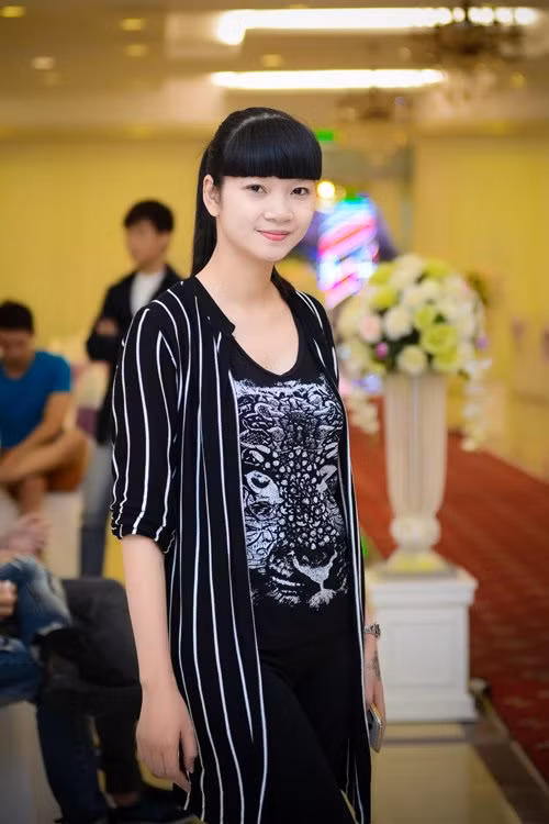 minh tu dep hut hon voi vay co v mong tang hinh anh 7