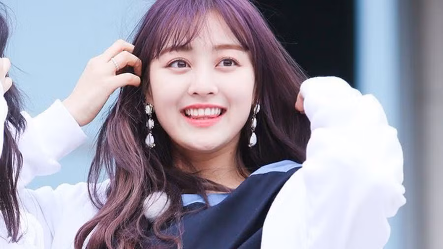 Ji Hyo (TWICE): Nữ thần tượng từng sở hữu thân hình có phần hơi "mũm mĩm" so với đội hình chung, thậm chí nhận nhiều sự chỉ trích gay gắt không đáng có từ công chúng. Nhờ sự nỗ lực rèn luyện, vẻ ngoài của cô nàng trưởng nhóm TWICE ngày một xinh đẹp và lôi cuốn hơn. Gương mặt bầu bĩnh, đáng yêu cùng nụ cười rạng rỡ chính là điểm đặc trưng ấn tượng của Ji Hyo. Nhan sac thanh vien quyen luc nhat cua cac nhom nhac Kpop hinh anh 3 maxresdefault.jpg