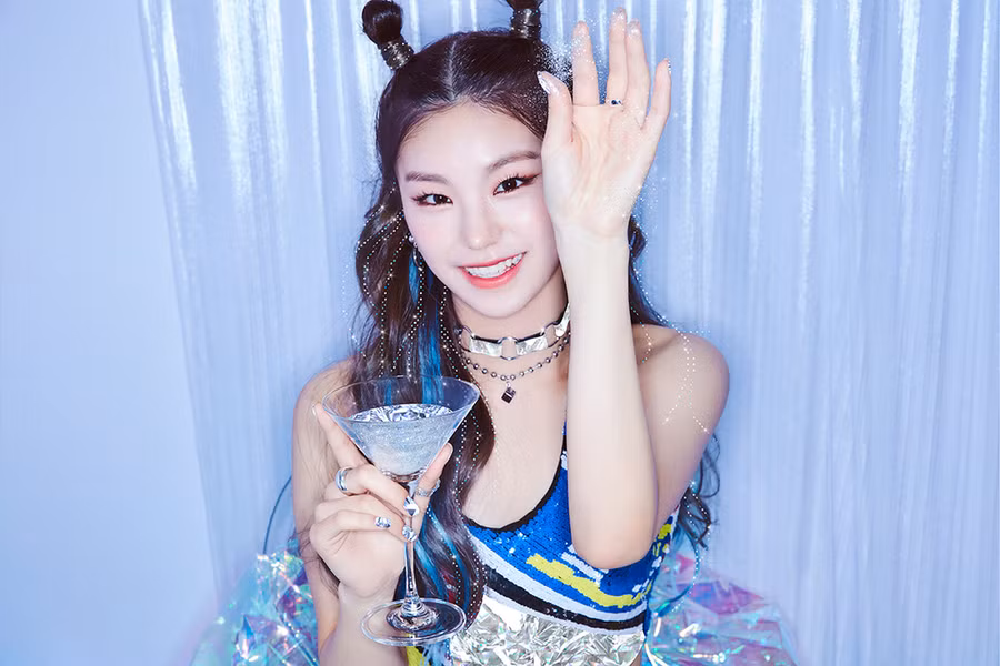 Yeji (ITZY): Dù không phải visual của nhóm nhưng Yeji vẫn sở hữu một vẻ đẹp rất lạ, khó rời mắt. Nữ thần tượng được nhận xét có phong thái đậm chất girl crush với đôi mắt mèo sắc sảo. Nhiều ý kiến cho rằng điểm cuốn hút của trưởng nhóm ITZY chính là sự cộng hưởng giữa vẻ lạnh lùng, khí chất và nét đáng yêu, gần gũi. Nhan sac thanh vien quyen luc nhat cua cac nhom nhac Kpop hinh anh 2 ITZY_Yeji_IT_z_Icy_teaser_image_1.png