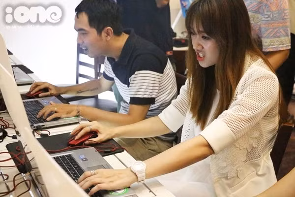 Vẻ mặt đầy tính khiêu chiến của cô nàng. hari-won-bieu-cam-sinh-dong-khi-choi-game-3