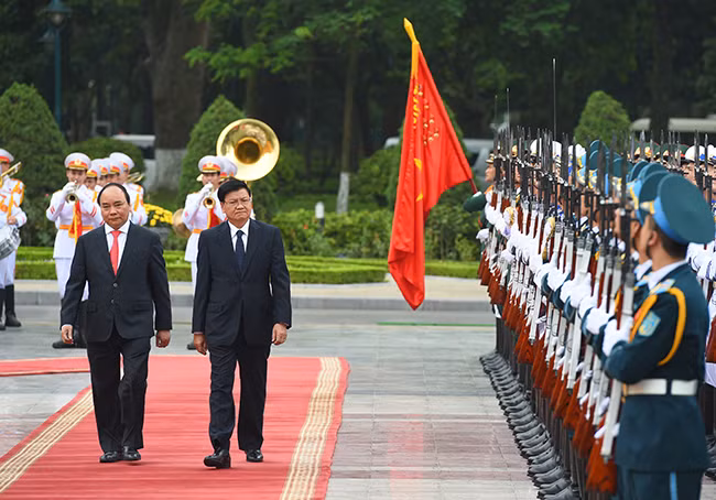 Thủ tướng Chính phủ Nguyễn Xuân Phúc, Thủ tướng Chính phủ CHDCND Lào Thongloun Sisoulith duyệt đội danh dự