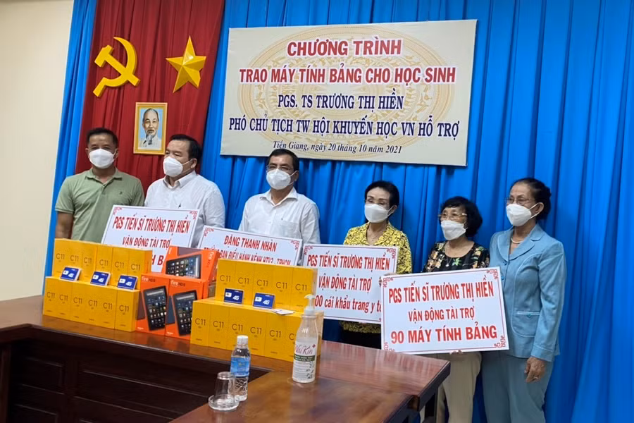 Tiếp nhận các bảng tượng trưng thiết bị học trực tuyến tặng cho HS.