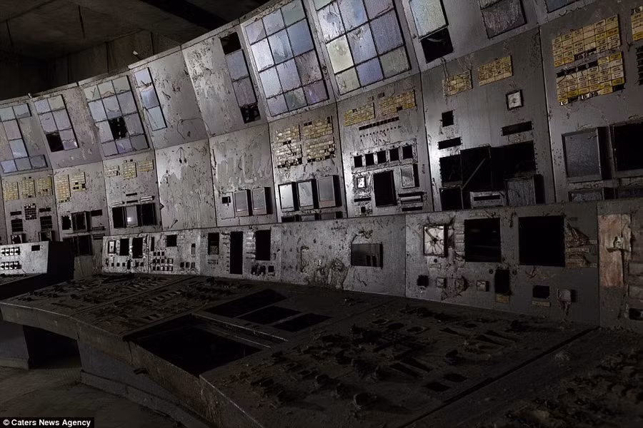 Thiết bị trong một phòng điều khiển ở nhà máy Chernobyl trơ khung sắt. Lượng phóng xạ trong vụ nổ phát tán ra môi trường lớn gấp 400 lần quả bom nguyên tử Mỹ thả xuống Hiroshima năm 1945. Cơ quan Nguyên tử Quốc tế (IAEA) đánh giá thảm họa hạt nhân Chernobyl ở cấp độ 7 theo thang INES. Ảnh: Caters News
