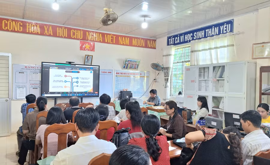 CB, GV Trường Tiểu học A thị trấn Phú Hòa (huyện Thoại Sơn, An Giang) tham dự tập huấn sử dụng SGK lớp 5.