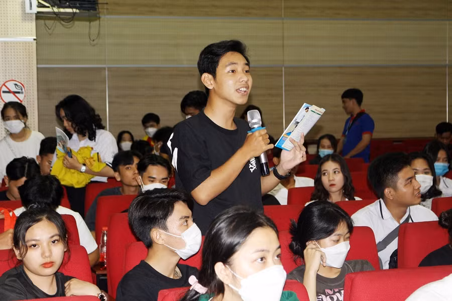 Học sinh đặt câu hỏi cho ban tư vấn.