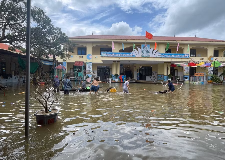 Sân trường Trường Mầm non Hải Chánh, huyện Hải Lăng (tỉnh Quảng Trị) nước vẫn chưa rút. (Ảnh: Đăng Đức) Sân trường Trường Mầm non Hải Chánh, huyện Hải Lăng (tỉnh Quảng Trị) nước vẫn chưa rút. (Ảnh: Đăng Đức)