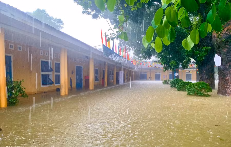 Toàn bộ khuôn viên của Trường Tiểu học Thủy Biều, TP Huế bị nước lũ bủa vây. (Ảnh: Hoàng Hải) Toàn bộ khuôn viên của Trường Tiểu học Thủy Biều, TP Huế bị nước lũ bủa vây. (Ảnh: Hoàng Hải)