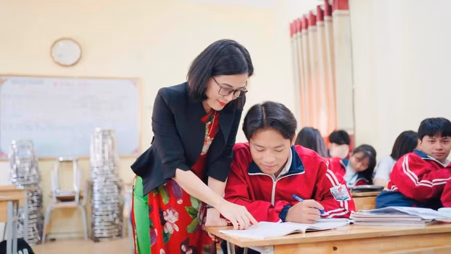 Cô trò Trường THPT Công nghiệp, Hòa Bình. Ảnh: NTCC