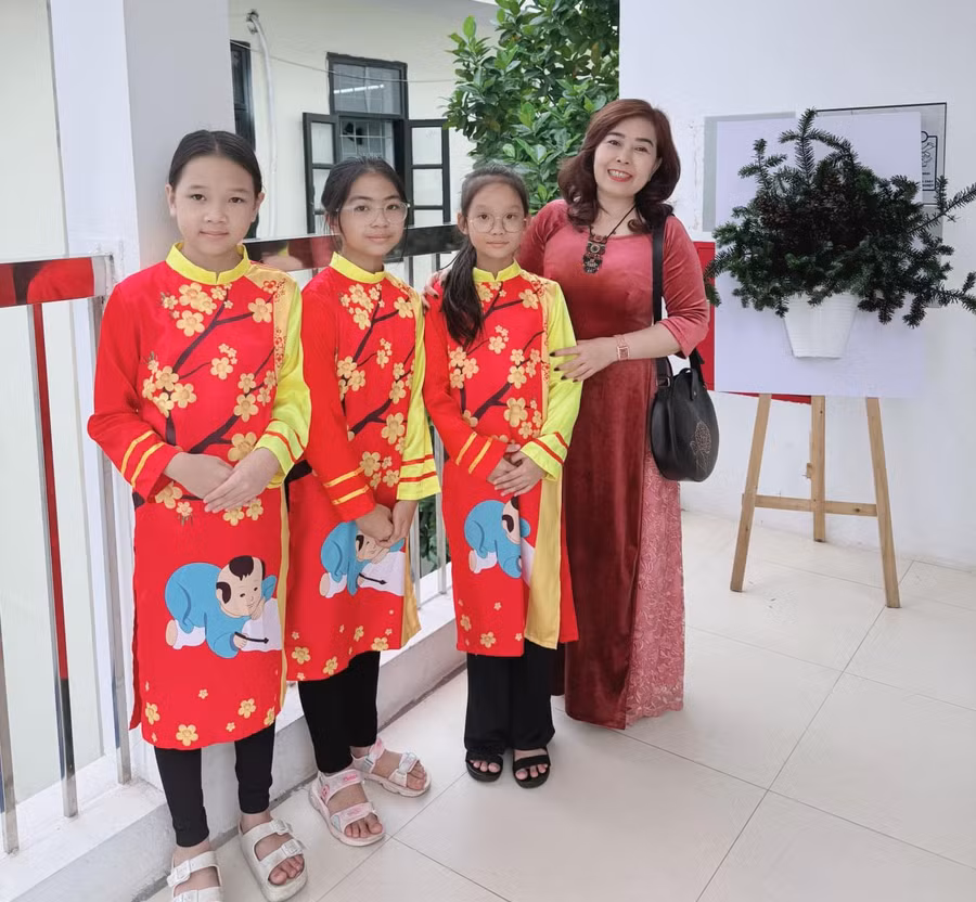 Học sinh Trường Tiểu học Lê Đình Chinh (quận Hải Châu, TP Đà Nẵng) chúc Tết thầy cô. Ảnh: NTCC