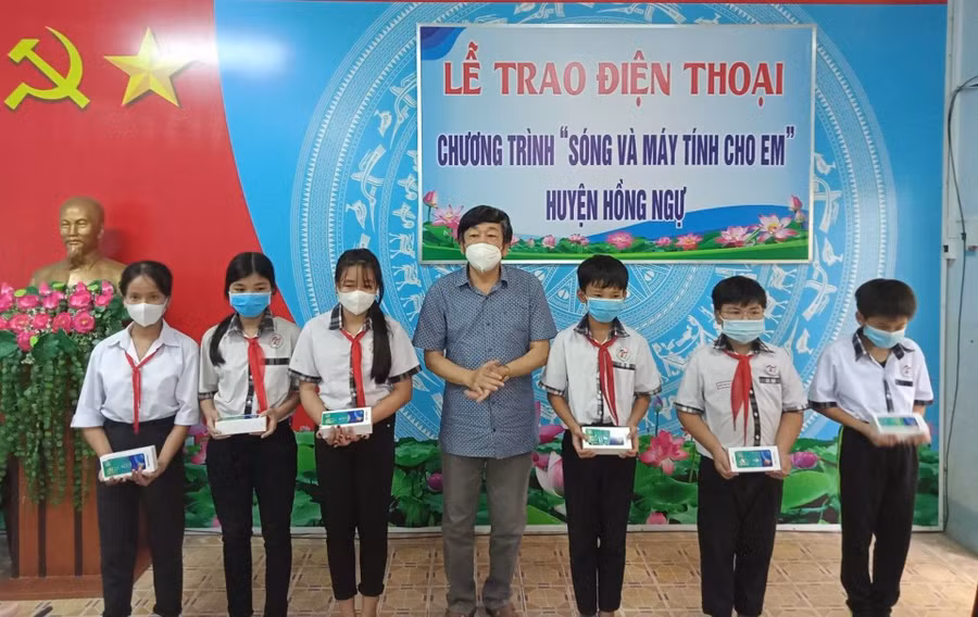 Trao thiết bị học trực tuyến cho học sinh hoàn cảnh khó khăn huyện Hồng Ngự (Đồng Tháp). Trao thiết bị học trực tuyến cho học sinh hoàn cảnh khó khăn huyện Hồng Ngự (Đồng Tháp).