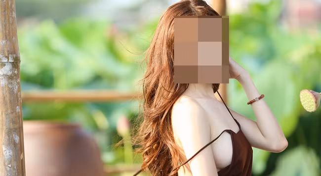 Do mat voi hinh anh cua thieu nu Viet ben hoa sen