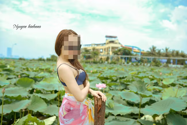 Do mat voi hinh anh cua thieu nu Viet ben hoa sen
