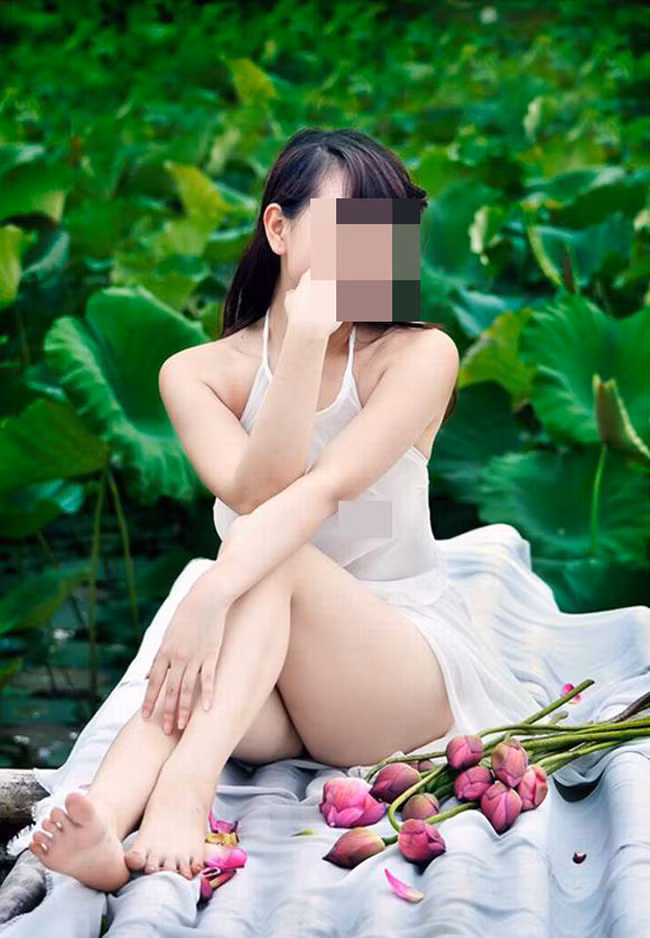 Do mat voi hinh anh cua thieu nu Viet ben hoa sen