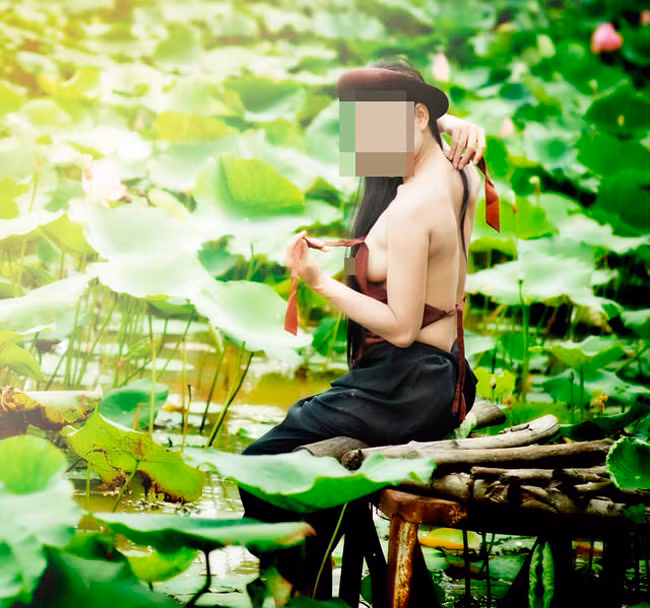 Do mat voi hinh anh cua thieu nu Viet ben hoa sen