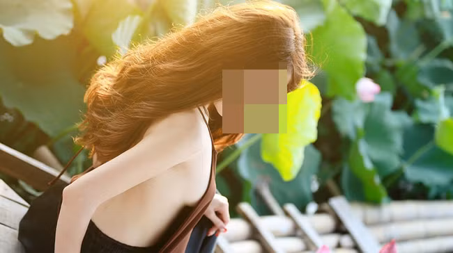 Do mat voi hinh anh cua thieu nu Viet ben hoa sen