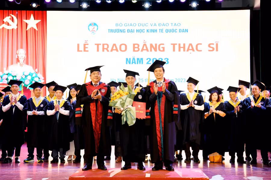 GS.TS Phạm Hồng Chương - Hiệu trưởng và GS.TS Trần Thọ Đạt - Chủ tịch Hội đồng KH&ĐT, Chủ tịch Ban điều hành Mạng lưới Cựu học viên, sinh viên trao Quyết định thành lập mạng lưới cựu học viên khoá 29. GS.TS Phạm Hồng Chương - Hiệu trưởng và GS.TS Trần Thọ Đạt - Chủ tịch Hội đồng KH&ĐT, Chủ tịch Ban điều hành Mạng lưới Cựu học viên, sinh viên trao Quyết định thành lập mạng lưới cựu học viên khoá 29.