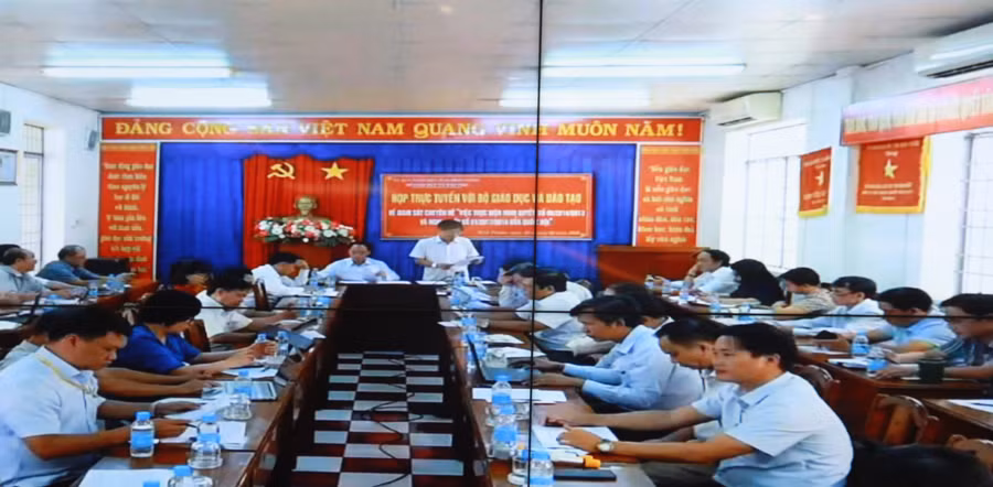 Đầu cầu Sở GD&amp;ĐT Bình Phước có sự tham gia của lãnh đạo Sở và một số UBND cấp huyện, Phòng GD&amp;ĐT, các trường phổ thông.