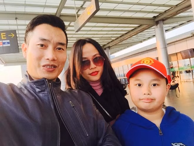 Hoa Thanh Tùng: VTV đã se duyên giúp MC – BTV Hoa Thanh Tùng có được người vợ như hiện nay. Quãng thời gian MC Hoa Thanh Tùng làm SV 2000 tại Đà Nẵng, anh đã đem lòng yêu một sinh viên đội tuyển Đà Nẵng. Tổ ấm hạnh phúc của các MC truyền hình nổi tiếng