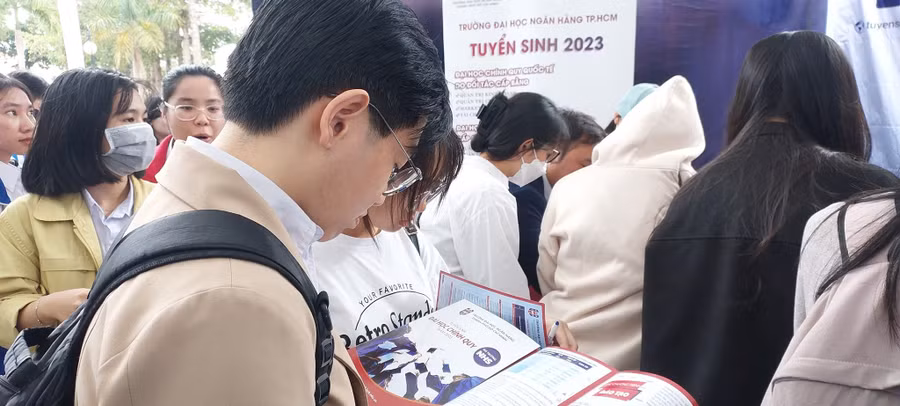 Học sinh tìm hiểu thông tin tuyển sinh của Trường ĐH Ngân hàng TPHCM. Ảnh: INT