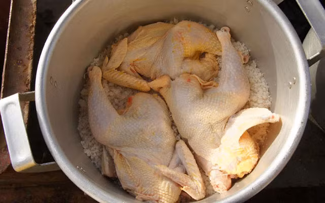 Mẹo luộc gà không cần nước cực ngon - Ảnh 1 Mẹo luộc gà không cần nước cực ngon - Ảnh 1