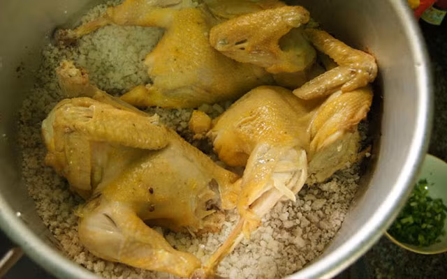 Mẹo luộc gà không cần nước cực ngon - Ảnh 2 Mẹo luộc gà không cần nước cực ngon - Ảnh 2