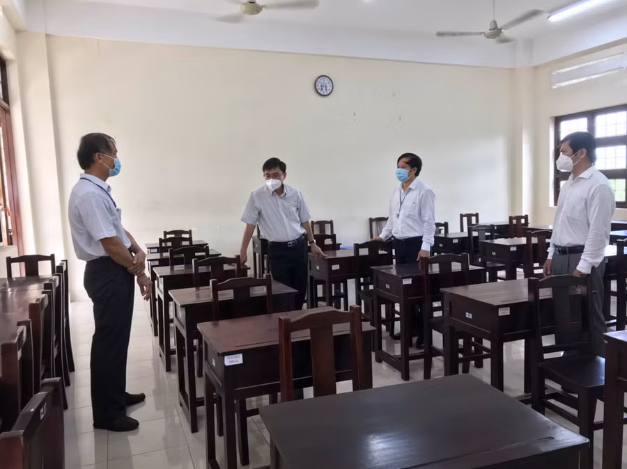 Lãnh đạo UBND tỉnh và Sở GD&amp;ĐT Tiền Giang kiểm tra trước kỳ thi tốt nghiệp THPT đợt 2.