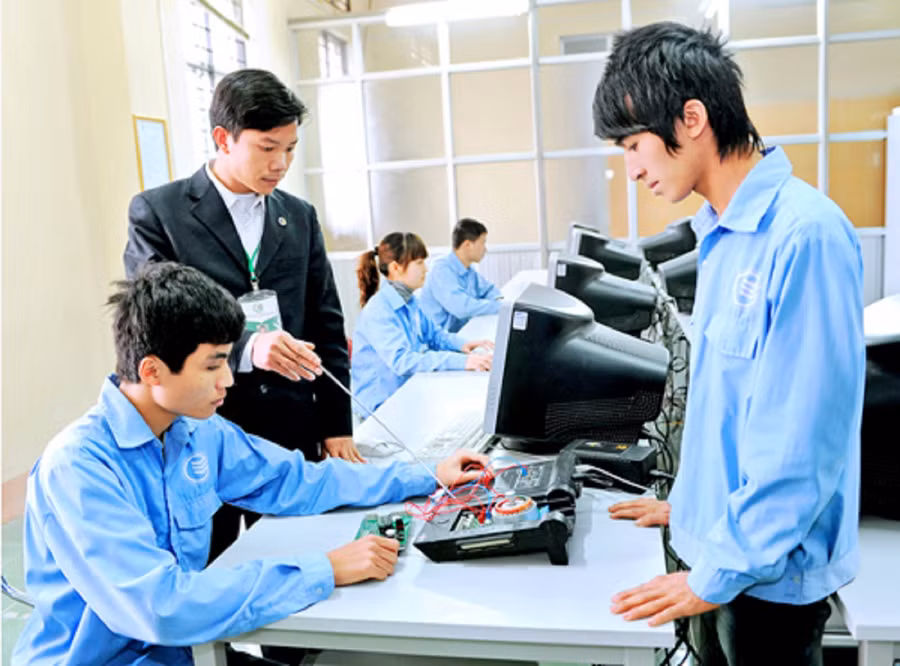 Sinh viên trường nghề trang bị tốt ngoại ngữ sẽ có nhiều cơ hội tốt trong tương lai.