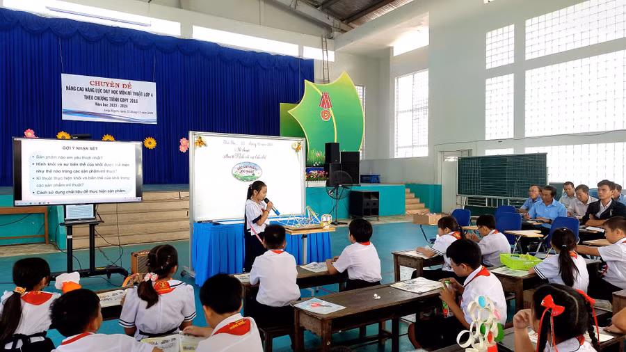 Đại diện nhóm giới thiệu sản phẩm. Đại diện nhóm giới thiệu sản phẩm.