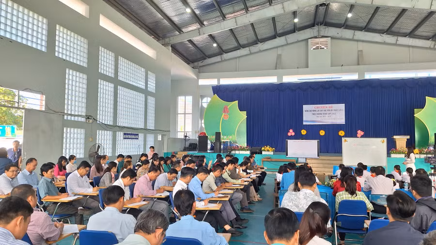 Đại biểu dự Hội thảo chuyên đề Mĩ thuật. Đại biểu dự Hội thảo chuyên đề Mĩ thuật.