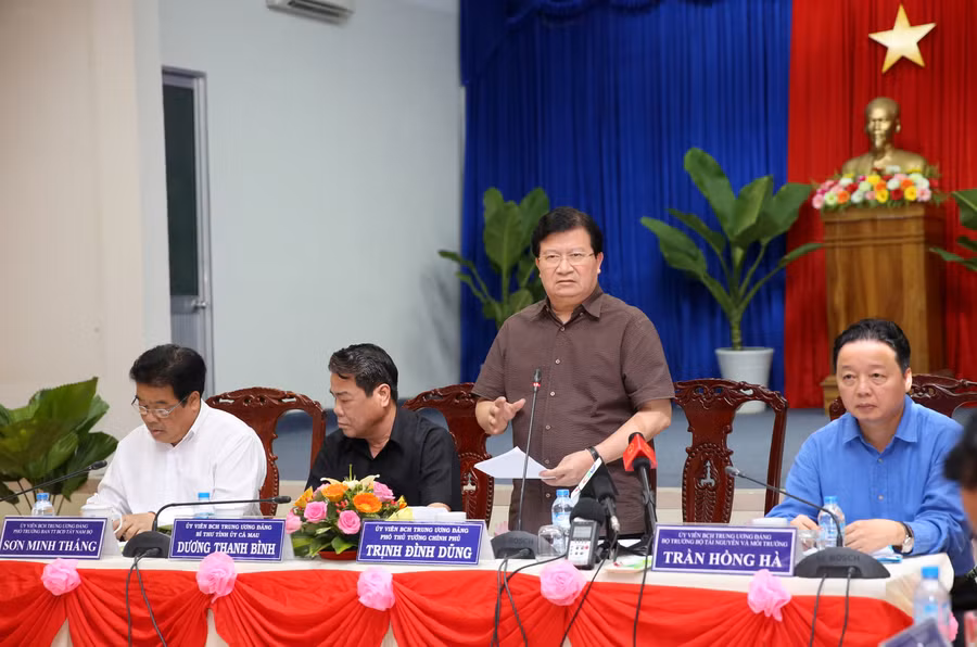 Phó Thủ tướng Trịnh Đình Dũng yêu cầu trước mắt, UBND các tỉnh phải nắm chắc diễn biến, ứng phó kịp thời, bảo đảm tuyệt đối an toàn về người và tài sản của người dân. Ảnh: VGP/Xuân Tuyến Phó Thủ tướng Trịnh Đình Dũng yêu cầu trước mắt, UBND các tỉnh phải nắm chắc diễn biến, ứng phó kịp thời, bảo đảm tuyệt đối an toàn về người và tài sản của người dân. Ảnh: VGP/Xuân Tuyến