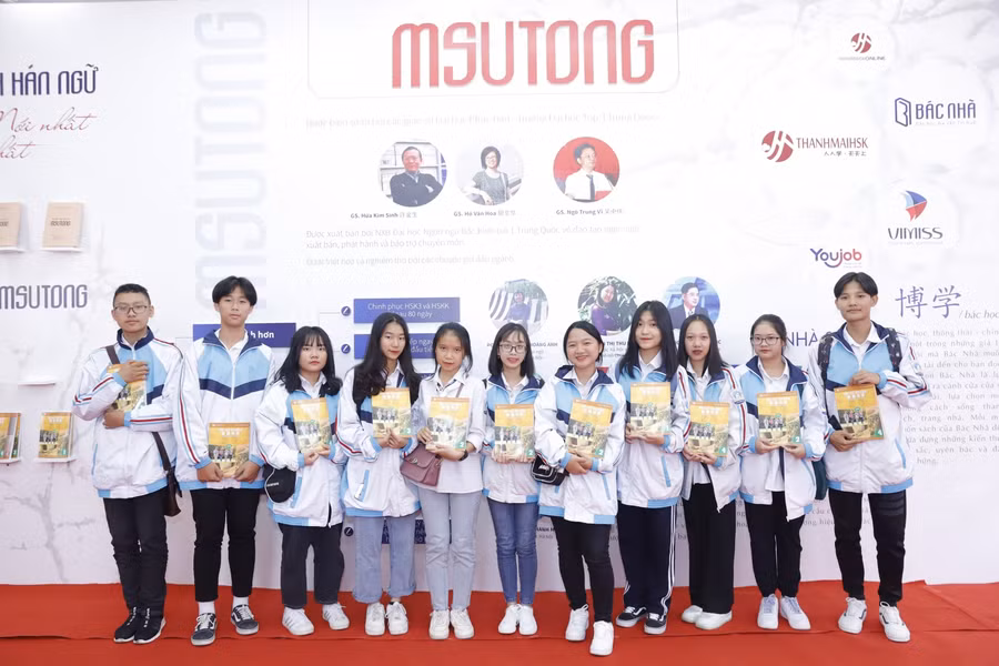 HSSV tham dự nhận quà là các cuốn sách, học liệu của giáo trình Hán Ngữ MSutong.