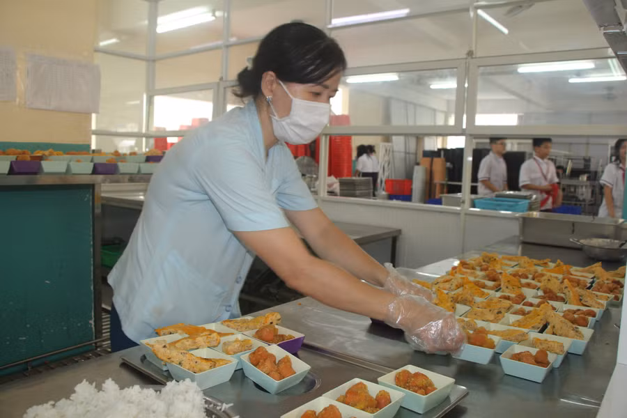 Nhân viên Trường THCS Nguyễn Du chuẩn bị bữa trưa cho học sinh.