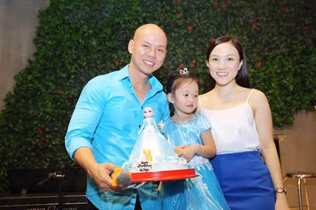Vo chong Phan Dinh Tung tham thiet hat tang sinh nhat con gai - Anh 1