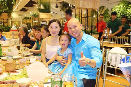 Vo chong Phan Dinh Tung tham thiet hat tang sinh nhat con gai - Anh 8