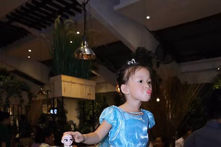 Vợ chồng Phan Đinh Tùng thắm thiết hát tặng sinh nhật con gái