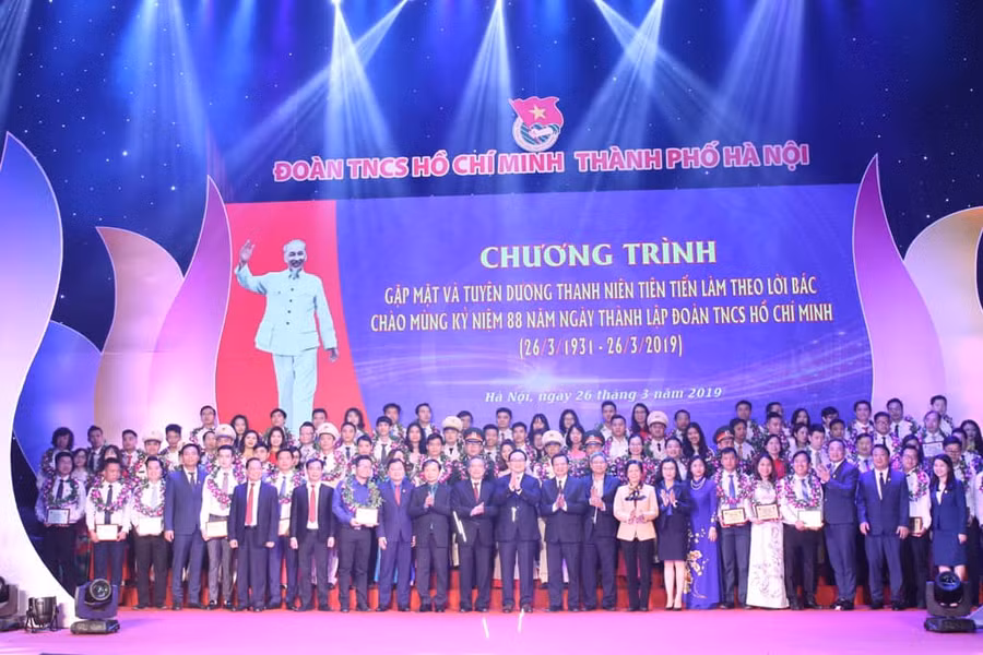 352 gương thanh niên tại Đại hội Thanh niên tiên tiến làm theo lời Bác. 352 gương thanh niên tại Đại hội Thanh niên tiên tiến làm theo lời Bác.