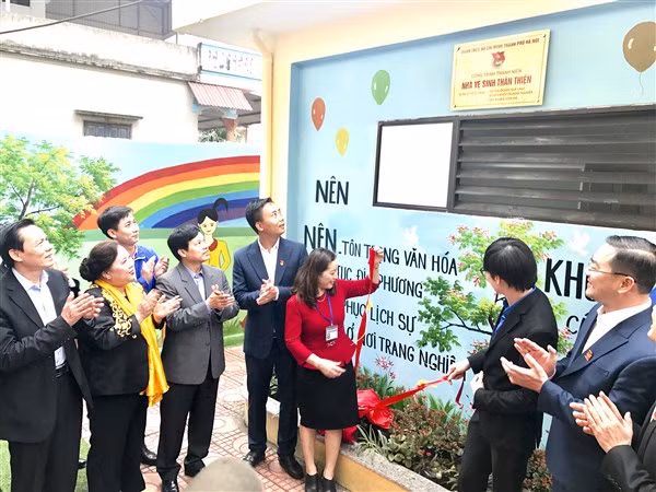Mô hình “Nhà vệ sinh thân thiện” - một trong những mô hình sáng tạo tiêu biểu của Tuổi trẻ Thủ đô trong năm 2019 . Mô hình “Nhà vệ sinh thân thiện” - một trong những mô hình sáng tạo tiêu biểu của Tuổi trẻ Thủ đô trong năm 2019 .