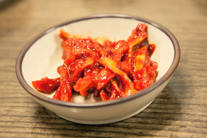 Món gì cũng có kimchi ăn kèm: Hầu hết các nhà hàng đều phục vụ kimchi miễn phí. Ở Hàn Quốc có nhiều loại kimchi được làm từ các nguyên liệu khác nhau và đều khá dễ ăn. Vị chua chua, cay cay của kimchi rất hợp ăn kèm với hầu hết mọi món ăn Hàn Quốc.