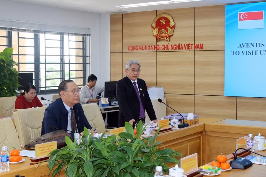 PGS.TS Lương Minh Cừ - Bí thư Đảng ủy, Hiệu trưởng Trường ĐH Cửu Long phát biểu tại buổi làm việc.
