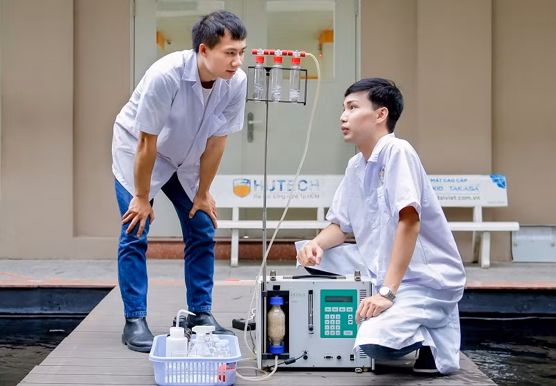 Sinh viên ngành Kỹ thuật môi trường HUTECH học thực hành. Ảnh: NTCC